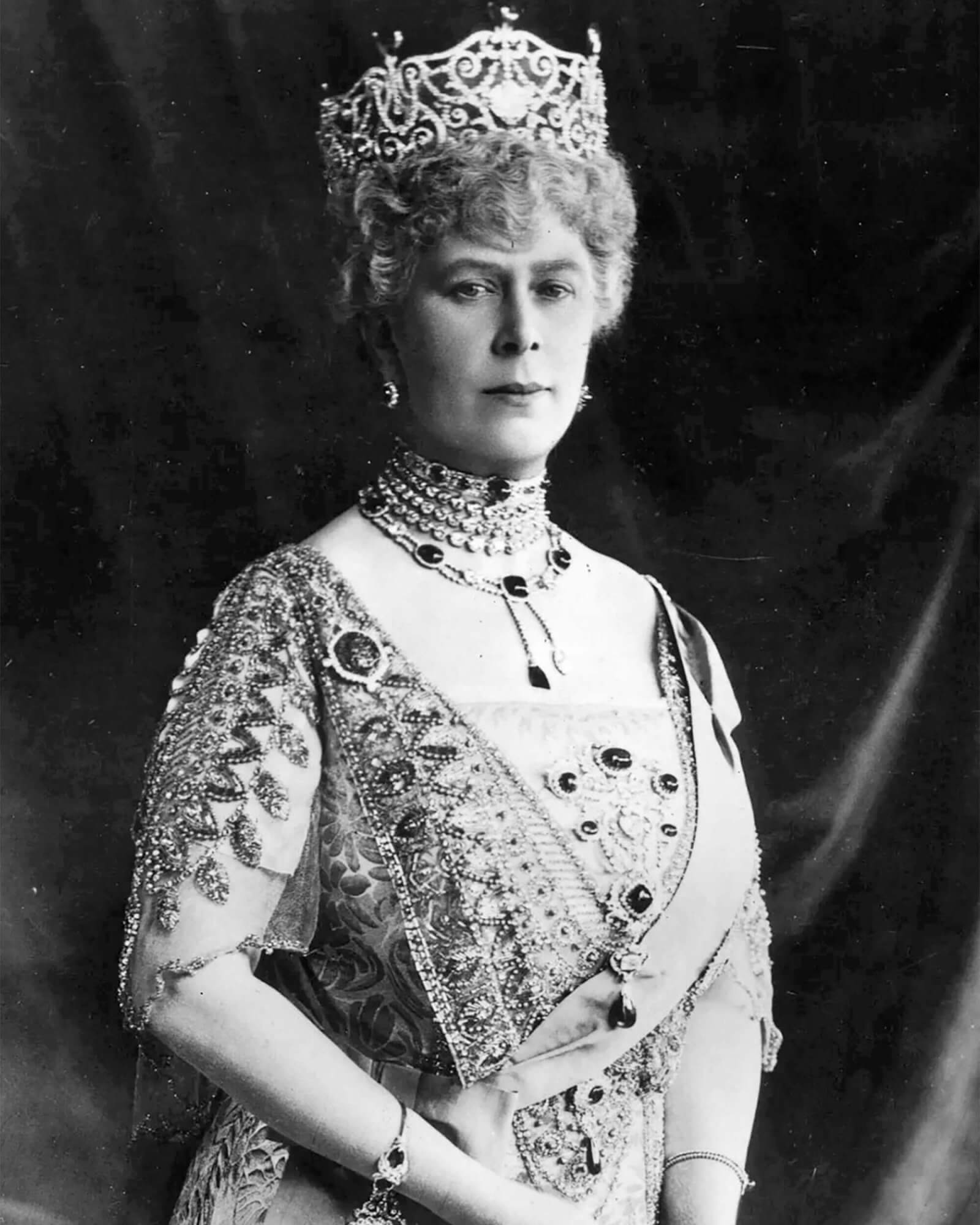 Queen Mary wife of George V wears the Delhi Durbar Suite made by Garrard