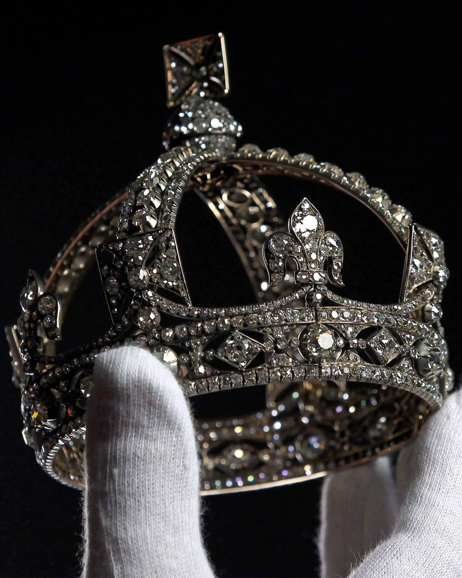 Queen Victorias Small Diamond Crown amade by Garrard
