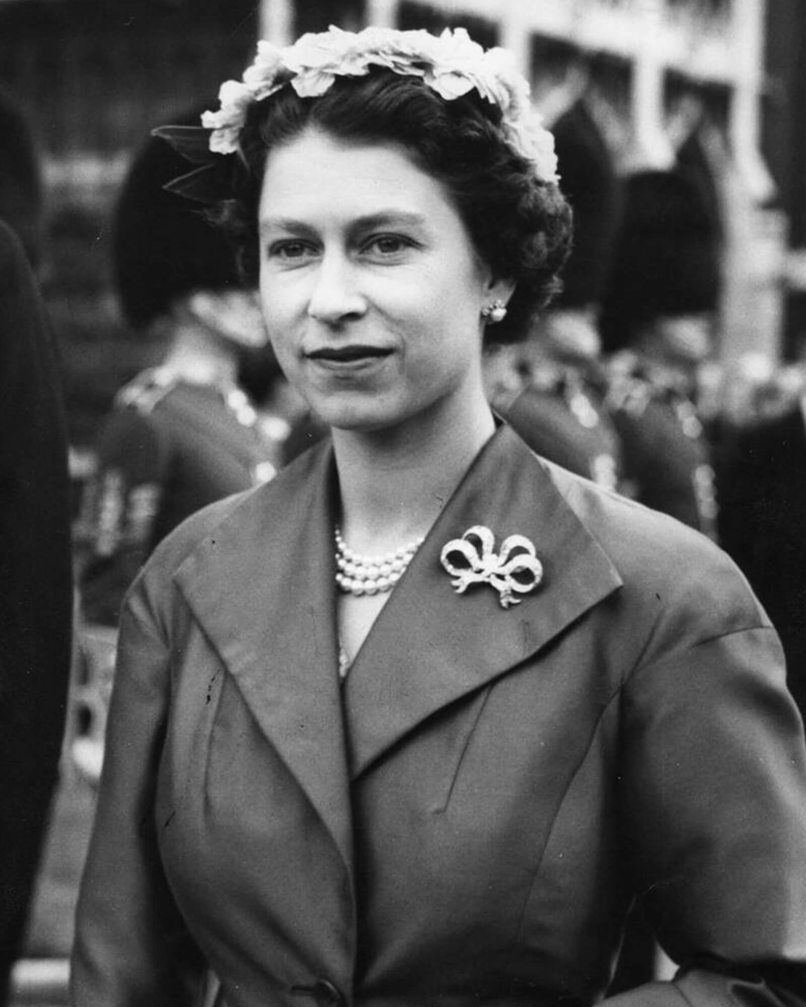 Royal Jewels made by Garrard Queen Victoria’s Bow Brooches Queen Elizabeth II